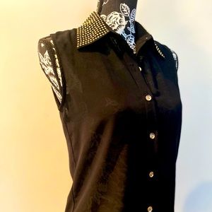 Black sleeveless botton down shirt.